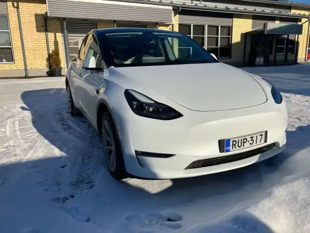 Valkoinen Maastoauto, Tesla Model Y – RUP-317