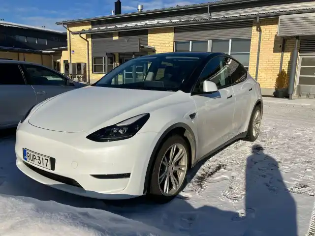 Valkoinen Maastoauto, Tesla Model Y – RUP-317