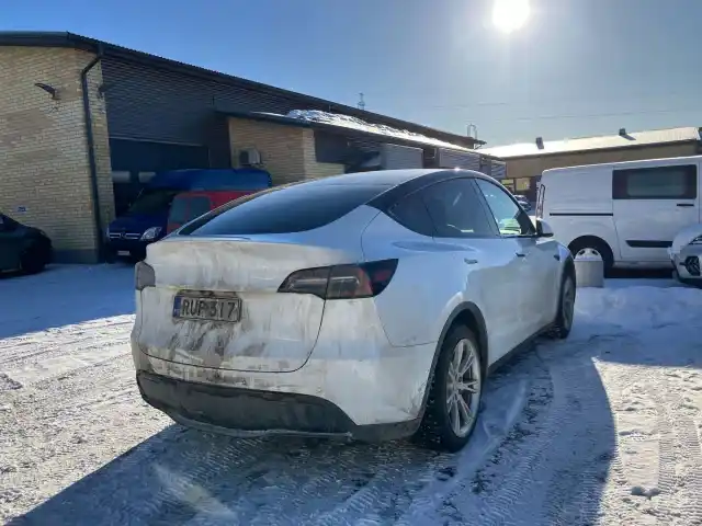 Valkoinen Maastoauto, Tesla Model Y – RUP-317