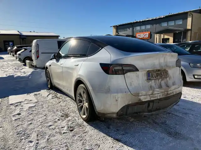 Valkoinen Maastoauto, Tesla Model Y – RUP-317