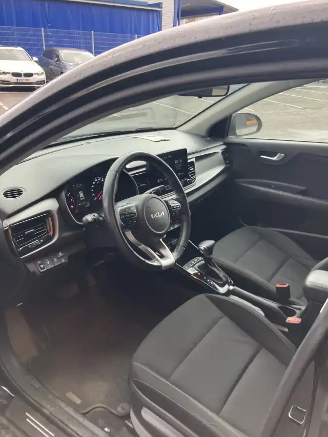 Musta Viistoperä, Kia Rio – RUP-548