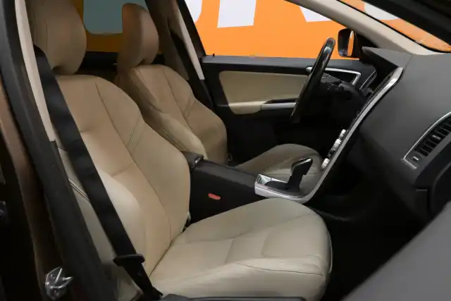 Ruskea (beige) Maastoauto, Volvo XC60 – RUR-967