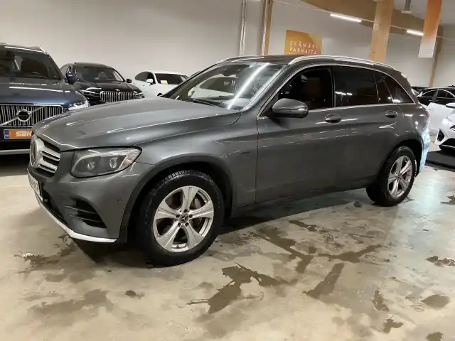 Harmaa Maastoauto, Mercedes-Benz GLC – RUR-987