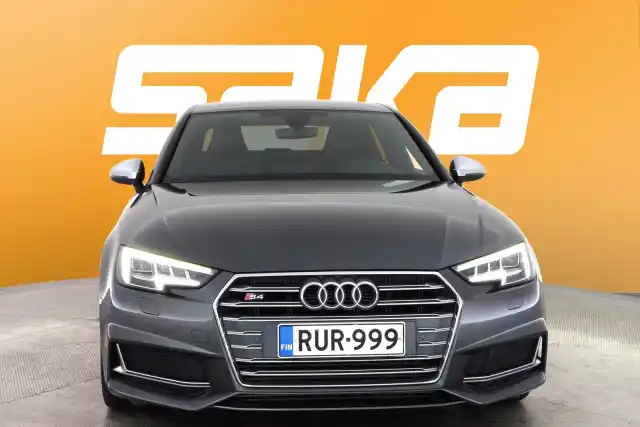 Harmaa Sedan, Audi S4 – RUR-999