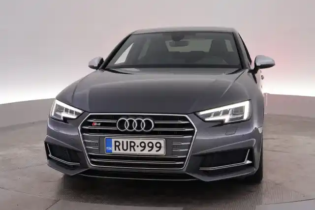 Harmaa Sedan, Audi S4 – RUR-999