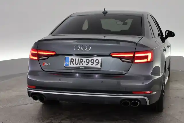 Harmaa Sedan, Audi S4 – RUR-999