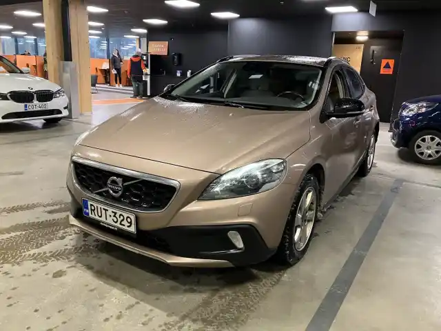 Ruskea (beige) Viistoperä, Volvo V40 Cross Country – RUT-329