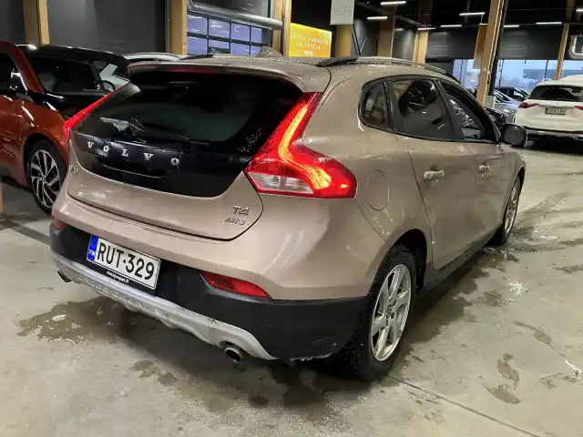 Ruskea (beige) Viistoperä, Volvo V40 Cross Country – RUT-329