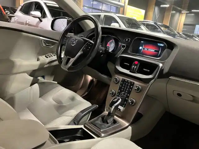 Ruskea (beige) Viistoperä, Volvo V40 Cross Country – RUT-329