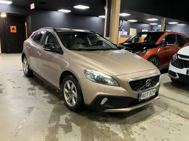 Ruskea (beige) Viistoperä, Volvo V40 Cross Country – RUT-329