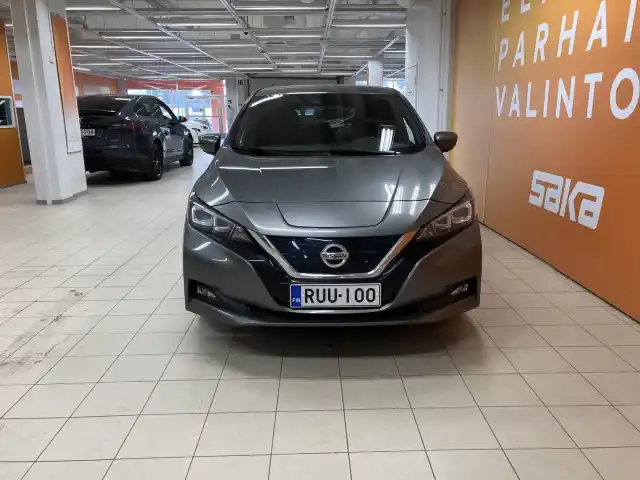 Harmaa Viistoperä, Nissan Leaf – RUU-100
