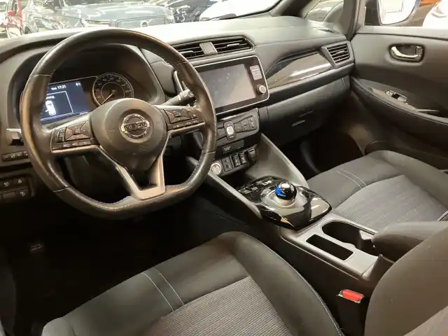 Harmaa Viistoperä, Nissan Leaf – RUU-100