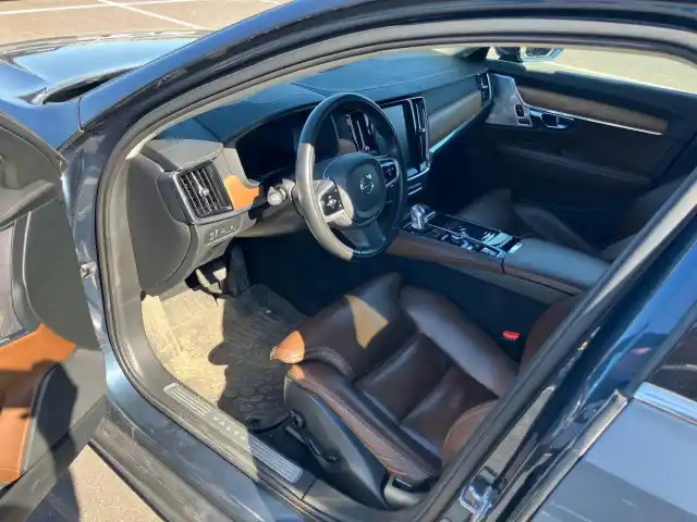 Sininen Farmari, Volvo V90 – RUU-438