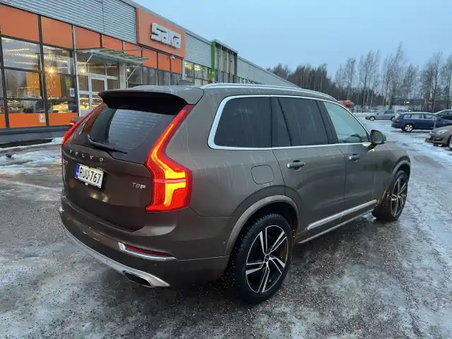 Ruskea Maastoauto, Volvo XC90 – RUU-767