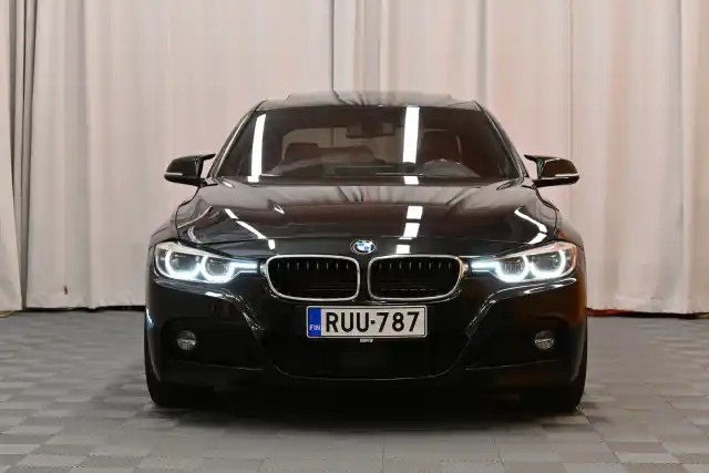 Musta Sedan, BMW 330 – RUU-787