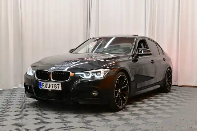 Musta Sedan, BMW 330 – RUU-787