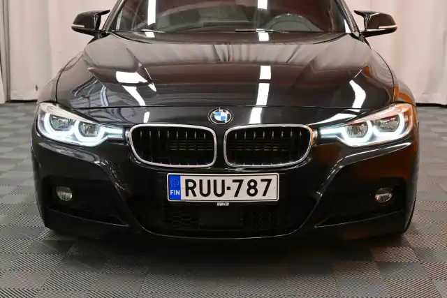 Musta Sedan, BMW 330 – RUU-787