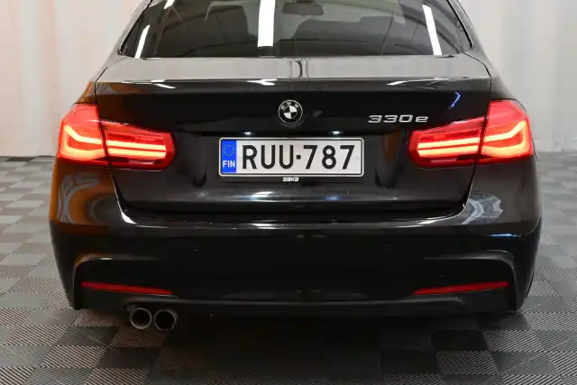 Musta Sedan, BMW 330 – RUU-787