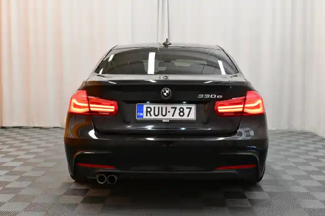 Musta Sedan, BMW 330 – RUU-787