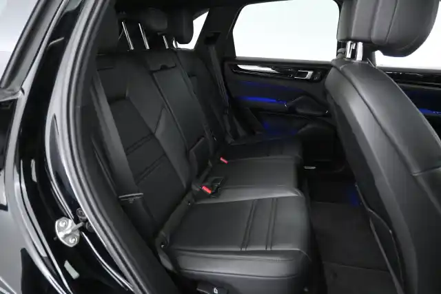 Musta Maastoauto, Porsche Cayenne – RUZ-663