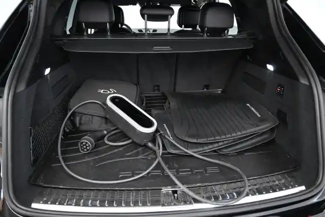 Musta Maastoauto, Porsche Cayenne – RUZ-663