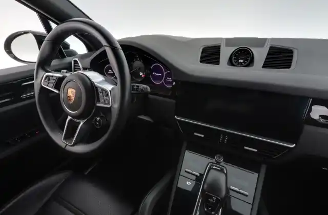 Musta Maastoauto, Porsche Cayenne – RUZ-663