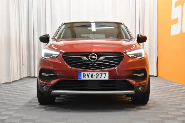 Punainen Maastoauto, Opel GRANDLAND X – RVA-277