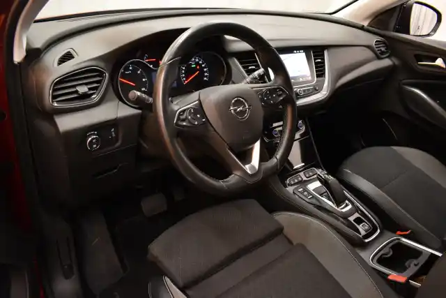 Punainen Maastoauto, Opel GRANDLAND X – RVA-277