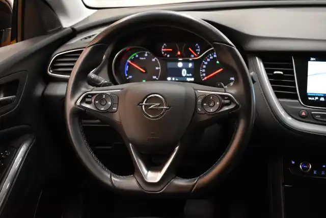 Punainen Maastoauto, Opel GRANDLAND X – RVA-277