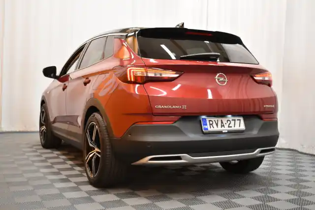 Punainen Maastoauto, Opel GRANDLAND X – RVA-277