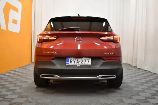 Punainen Maastoauto, Opel GRANDLAND X – RVA-277