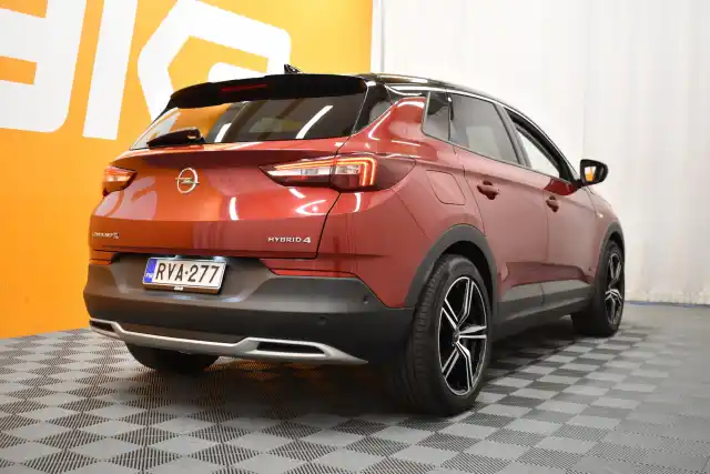 Punainen Maastoauto, Opel GRANDLAND X – RVA-277