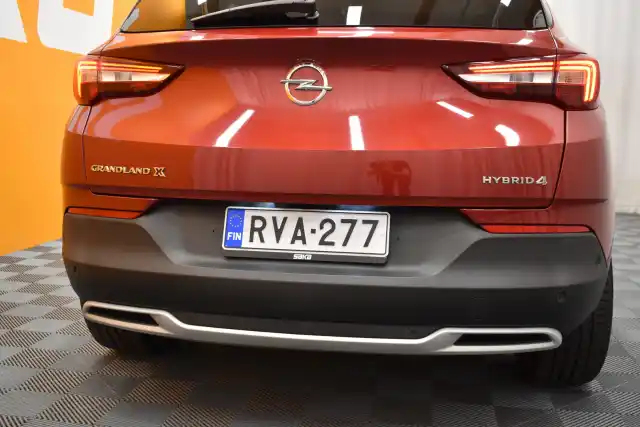 Punainen Maastoauto, Opel GRANDLAND X – RVA-277