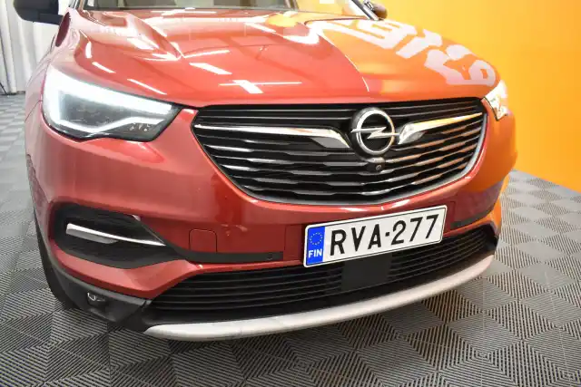 Punainen Maastoauto, Opel GRANDLAND X – RVA-277