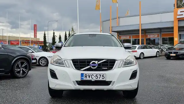 Valkoinen Maastoauto, Volvo XC60 – RVC-575