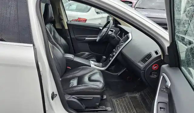 Valkoinen Maastoauto, Volvo XC60 – RVC-575