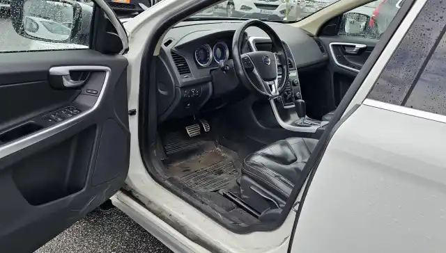 Valkoinen Maastoauto, Volvo XC60 – RVC-575