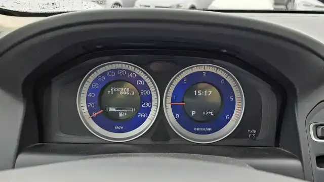 Valkoinen Maastoauto, Volvo XC60 – RVC-575