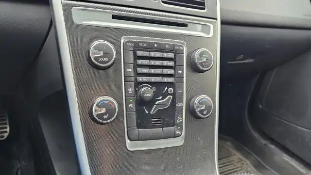 Valkoinen Maastoauto, Volvo XC60 – RVC-575