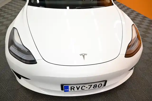 Valkoinen Sedan, Tesla Model 3 – RVC-780