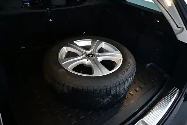 Musta Farmari, Mercedes-Benz E – RVJ-442