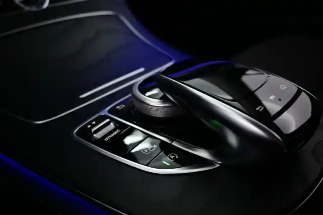 Musta Farmari, Mercedes-Benz E – RVJ-442