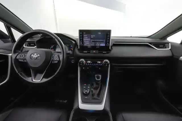 Harmaa Maastoauto, Toyota RAV4 – RVJ-496