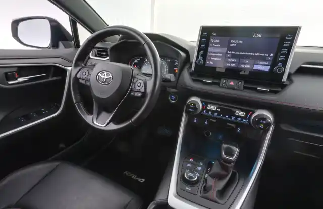 Harmaa Maastoauto, Toyota RAV4 – RVJ-496