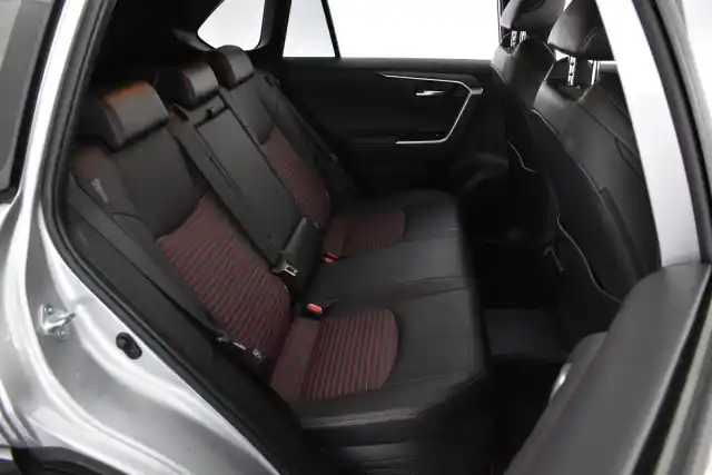 Harmaa Maastoauto, Toyota RAV4 – RVJ-496