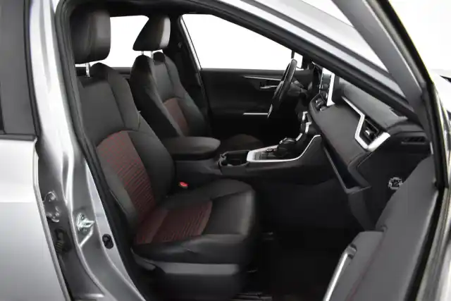 Harmaa Maastoauto, Toyota RAV4 – RVJ-496