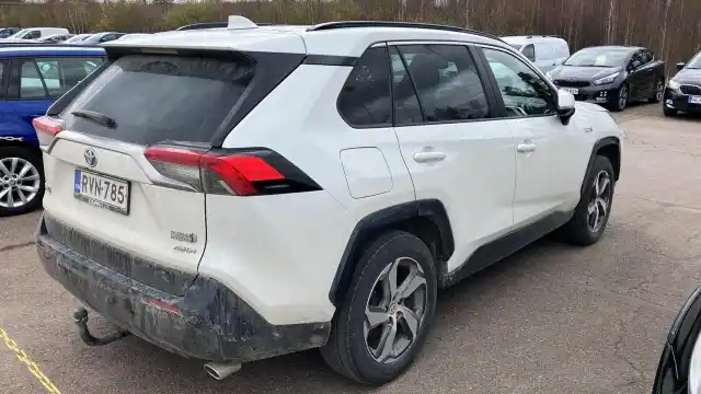 Valkoinen Maastoauto, Toyota RAV4 Plug-in – RVN-785