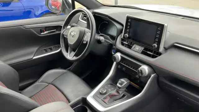 Valkoinen Maastoauto, Toyota RAV4 Plug-in – RVN-785
