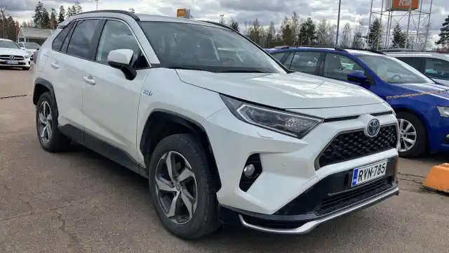 Valkoinen Maastoauto, Toyota RAV4 Plug-in – RVN-785
