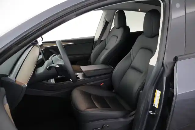 Harmaa Maastoauto, Tesla Model Y – RVN-910